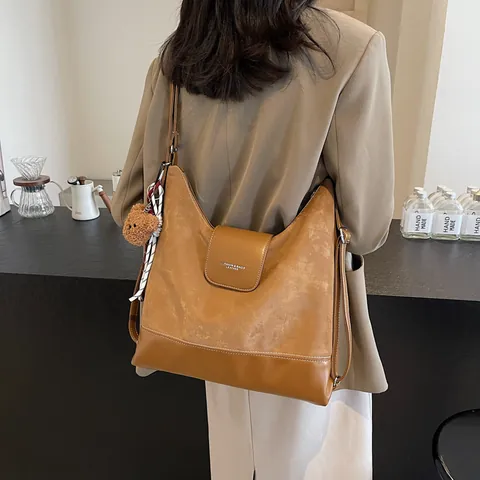 Retro Γυναικεία Τσάντα Tote από Δέρμα PU Μεγάλης Χωρητικότητας Αστική Απλή Τσάντα Ώμου Patchwork Μόδας Με Μενταγιόν Αρκουδάκι