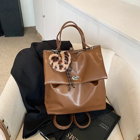 Mochila de Cuero PU de Moda para Mujer Minimalista Color Sólido Bolso Escolar Con Colgante de Peluche de Corazón de Leopardo Correas Ajustables Para Estudiantes Diario Viaje Viaje Diario