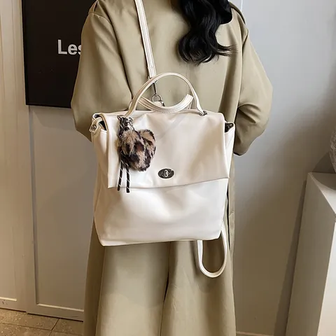 Mochila de Cuero PU de Moda para Mujer Minimalista Color Sólido Bolso Escolar Con Colgante de Peluche de Corazón de Leopardo Correas Ajustables Para Estudiantes Diario Viaje Viaje Diario