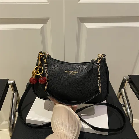 Bolso de Mano de Cuero PU con Patrón de Lichi para Mujer Bolso de Hombro Informal con Cadena y Colgante de Cereza