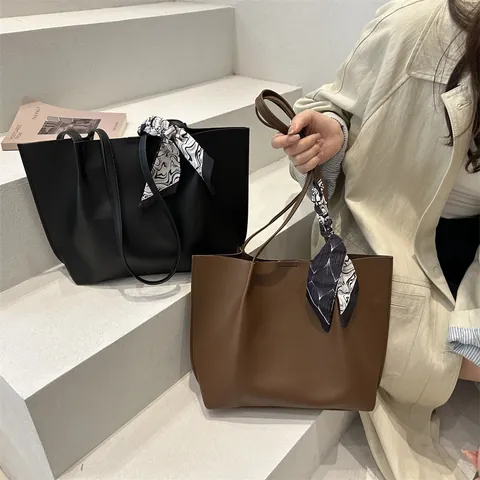 Borsa Tote da Donna in Pelle PU di Grande Capacità Borsa a Tracolla Pieghettata Con Sciarpa di Seta Decorativa Set di Borse Casual