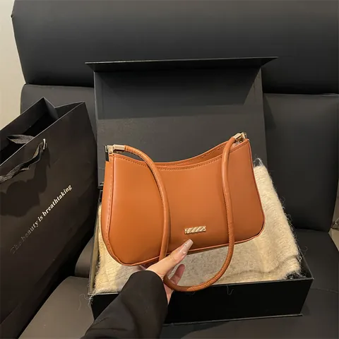 Bolso Baguette de Axila en Cuero PU Minimalista Color Sólido Bolso de Hombro con Decoración de Metal Dorado para Mujer