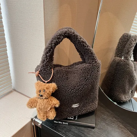 Bolso de Cubo de Peluche de Lana de Cordero de Invierno de Otoño para Mujer con Colgante de Oso Lindo Bolso de Hombro de Moda