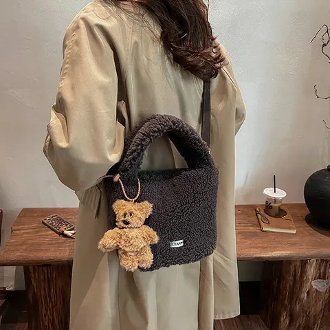 Bolso de Cubo de Peluche de Lana de Cordero de Invierno de Otoño para Mujer con Colgante de Oso Lindo Bolso de Hombro de Moda