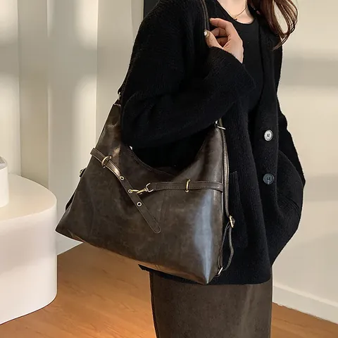 Damen Große Kapazität Retro PU Leder Tragetasche Lässig Täglich Pendeln Hobo Umhängetasche Mit Dekorativem Riemen Gold Hardware Handtasche
