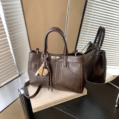 Bolsa de Lona Vintage de Cuero PU para Mujer Bolso de Mano Retro Marrón Maillard Con Dijes de Béisbol Capacidad Grande