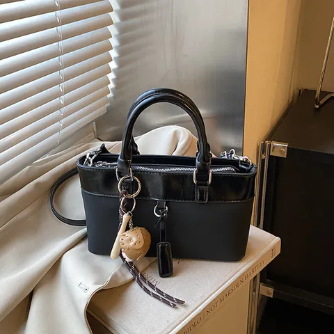 Vintage Damen Tote Bag PU Leder Patchwork Schulter Umhängetasche Mit Baseball Anhänger Lässige Pendler Handtasche