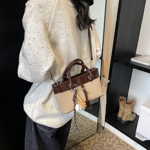 Vintage Damen Tote Bag PU Leder Patchwork Schulter Umhängetasche Mit Baseball Anhänger Lässige Pendler Handtasche