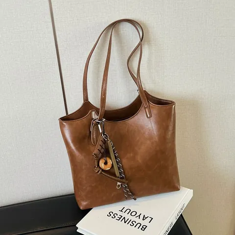 Borsa Tote Retro in Pelle PU Grande Capacità da Donna Borsa a Tracolla Minimalista Urbana Con Ciondolo Creativo Borsa a Mano per Pendolari