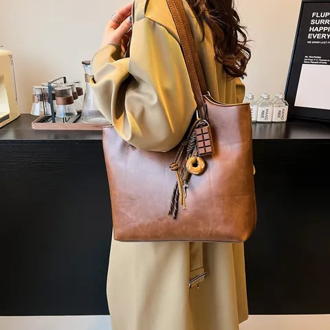 Borsa Tote Retro in Pelle PU Grande Capacità da Donna Borsa a Tracolla Minimalista Urbana Con Ciondolo Creativo Borsa a Mano per Pendolari