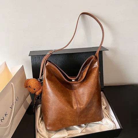 Bolso Tote Grande de Cuero PU Vintage para Mujer Bolso de Hombro Casual Retro Con Colgante de Oso de Peluche de Felpa