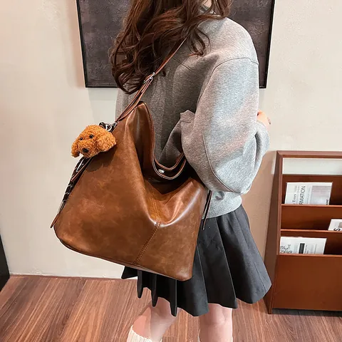 Bolso Tote Grande de Cuero PU Vintage para Mujer Bolso de Hombro Casual Retro Con Colgante de Oso de Peluche de Felpa