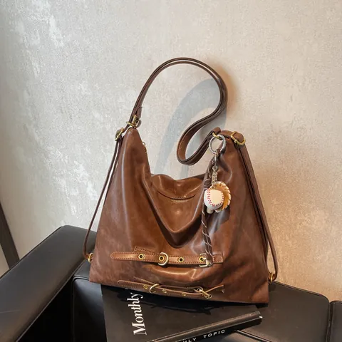 Borsa a Tracolla Hobo da Donna in Pelle PU Retro Grande Capacità Con Cinturino a Fibbia e Pendente da Baseball Tote Bag