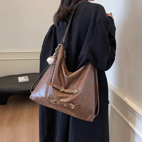 Borsa a Tracolla Hobo da Donna in Pelle PU Retro Grande Capacità Con Cinturino a Fibbia e Pendente da Baseball Tote Bag