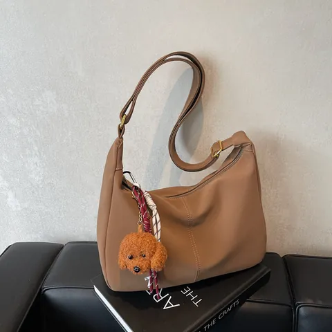Mode Große Kapazität Hobo Tote Bag Für Damen PU Leder Retro Minimalistische Umhängetasche Mit Teddy Hund Anhänger Täglich Pendeln Handtasche