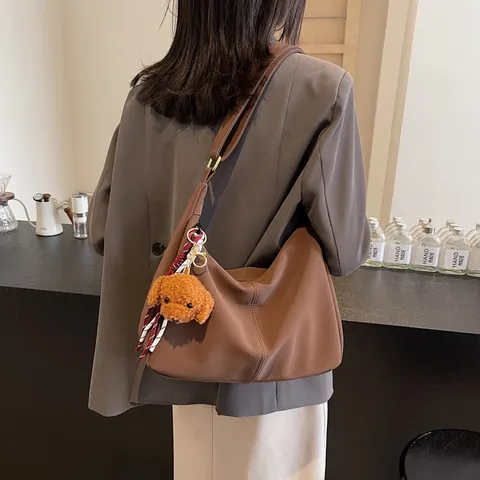 Mode Große Kapazität Hobo Tote Bag Für Damen PU Leder Retro Minimalistische Umhängetasche Mit Teddy Hund Anhänger Täglich Pendeln Handtasche