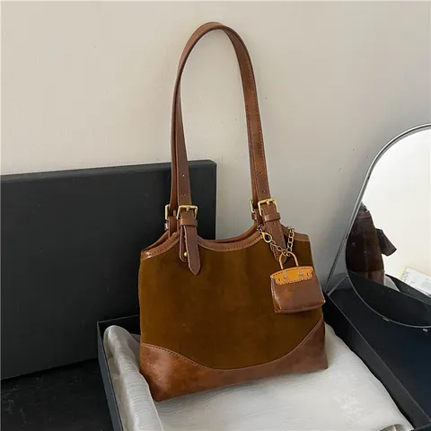 Borsa a Spalla a Secchiello Patchwork Casual Da Donna In Pelle PU Retrò Aspetto Scamosciato Grande Borsa Tote Con Mini Ciondolo Per Borsa Ufficio Quotidiana