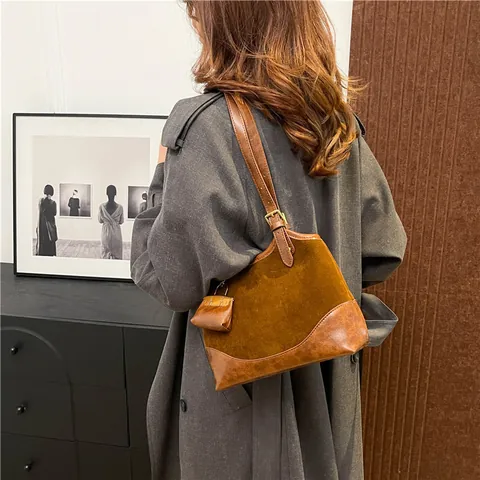 Borsa a Spalla a Secchiello Patchwork Casual Da Donna In Pelle PU Retrò Aspetto Scamosciato Grande Borsa Tote Con Mini Ciondolo Per Borsa Ufficio Quotidiana