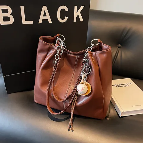 Bolso Tote de Cuero PU para Mujer Gran Capacidad Bolso de Hombro Con Costuras de Contraste Y Colgante de Béisbol Bolso Urbano
