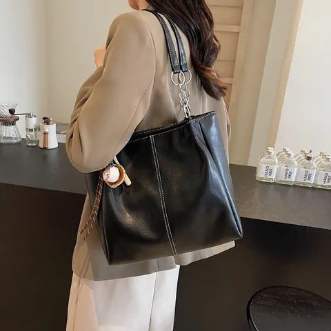 Bolso Tote de Cuero PU para Mujer Gran Capacidad Bolso de Hombro Con Costuras de Contraste Y Colgante de Béisbol Bolso Urbano