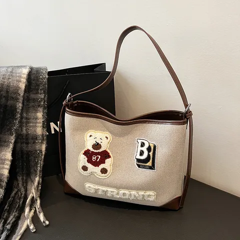 Damen Retro Canvas Tragetasche Große Kapazität Kollegial Stil Umhängetasche Mit Gesticktem Bären B Strong Patchwork PU Trim