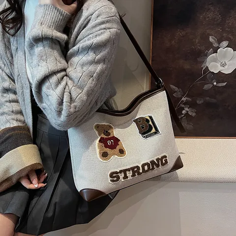 Damen Retro Canvas Tragetasche Große Kapazität Kollegial Stil Umhängetasche Mit Gesticktem Bären B Strong Patchwork PU Trim