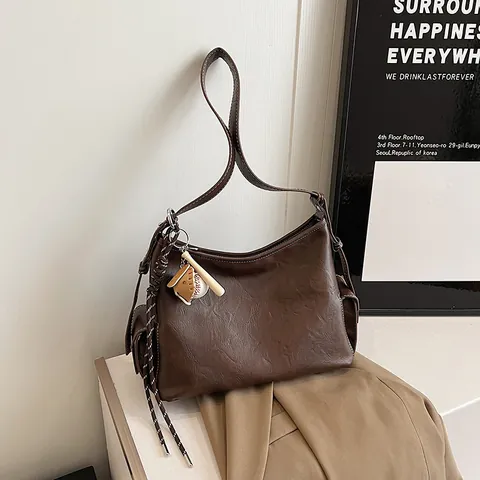 Vintage Damen PU Leder Umhängetasche Große Kapazität Retro Beuteltasche Mit Baseball Anhänger Crossbody Tote Alltagstasche
