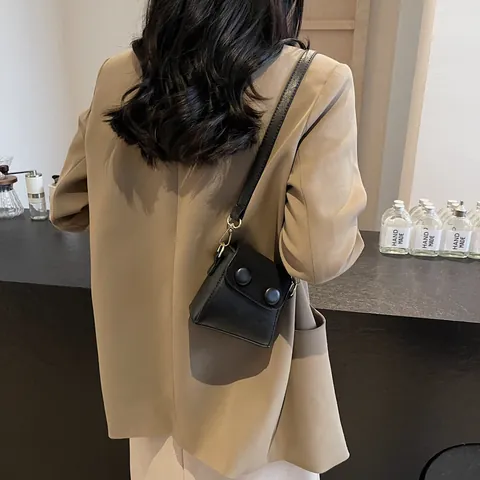 Damen Vintage Mini PU Leder Umhängetasche Dual Dekorative Knöpfe Klappe Kleine Eckige Handtasche Mit Goldener Hardware Schultertasche Für Alltag