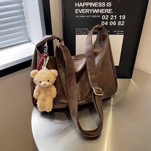 Bolso Hobo de Cuero PU Retro para Mujer Gran Capacidad Bolso de Hombro Casual Con Colgante de Oso de Peluche y Pañuelo de Seda Correa Ajustable