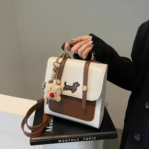 Mini Mochila Retro para Mujer Bordado Teckel Bloque de Color Bolso de Hombro de Cuero PU Con Colgante de Felpa Mochila de Viaje