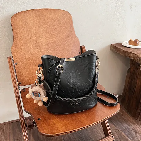 Damen Vintage PU Leder Eimertasche Geflochtener Griff Schulter Umhängetasche Mit Plüschanhänger Lässige Mode Pendler Handtasche