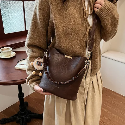 Damen Vintage PU Leder Eimertasche Geflochtener Griff Schulter Umhängetasche Mit Plüschanhänger Lässige Mode Pendler Handtasche