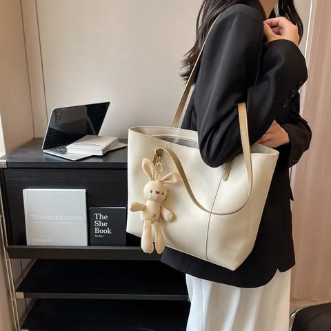 Bolso Tote de Cuero PU de Gran Capacidad para Mujer Bolso de Hombro Minimalista con Colgante de Conejo Bolso Color Sólido