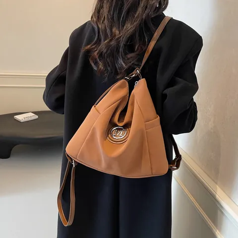 Sac à Dos Femme Mode en Cuir PU Polyvalent Sac à Épaule Avec Logo M en Métal Grande Capacité Sac Cabas Décontracté