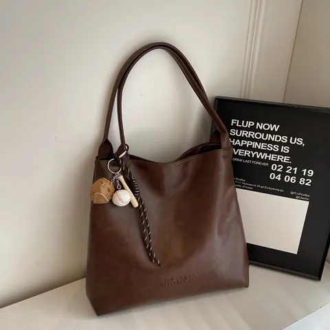 Borsa Tote da Donna in Pelle PU di Grande Capacità Borsa a Tracolla Vintage Con Ciondolo da Baseball Per Ufficio