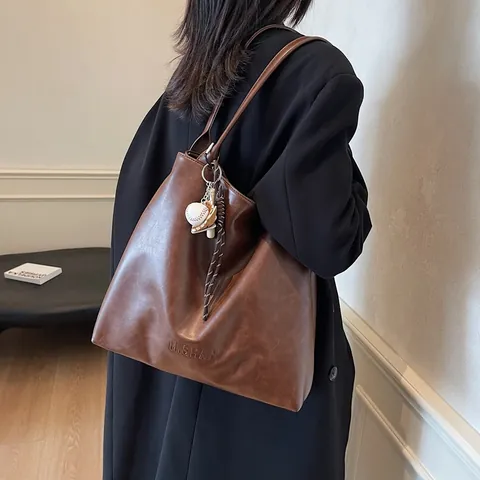 Borsa Tote da Donna in Pelle PU di Grande Capacità Borsa a Tracolla Vintage Con Ciondolo da Baseball Per Ufficio