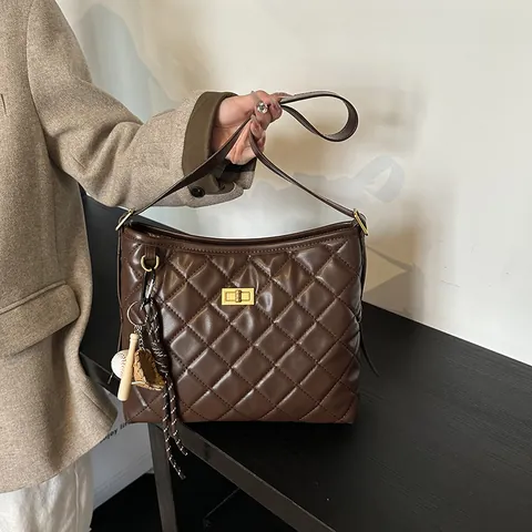 Borsa a Spalla Donna a Rombi Trapuntata Pelle PU Moda Sottobraccio Con Ciondolo da Baseball Retro Tracolla Chiusura a Girello in Metallo Catena