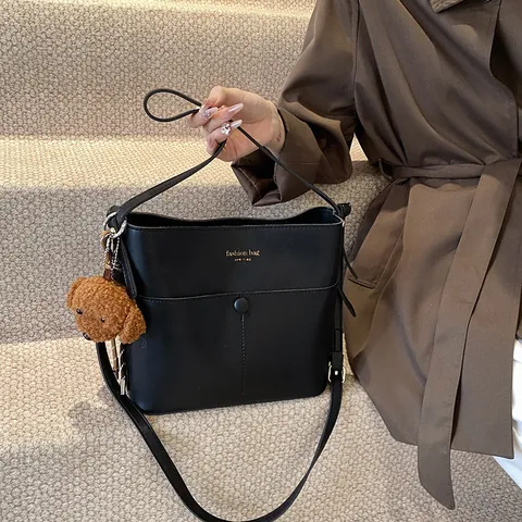 Damen Minimalistisch PU-Leder Beuteltasche Mit Plüsch-Tieranhänger Buchstabendruck Umhängetasche Mode Täglich Tote Handtasche