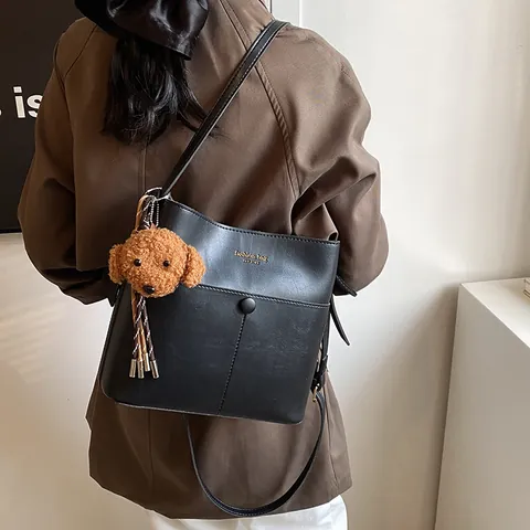 Damen Minimalistisch PU-Leder Beuteltasche Mit Plüsch-Tieranhänger Buchstabendruck Umhängetasche Mode Täglich Tote Handtasche