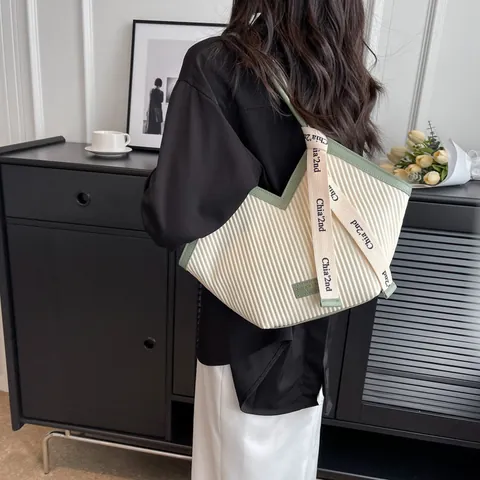 Damen Plissee PU Leder Einkaufstasche Große Kapazität Minimalistische Schultertasche Mit Buchstabenband V-Ausschnitt Handtasche