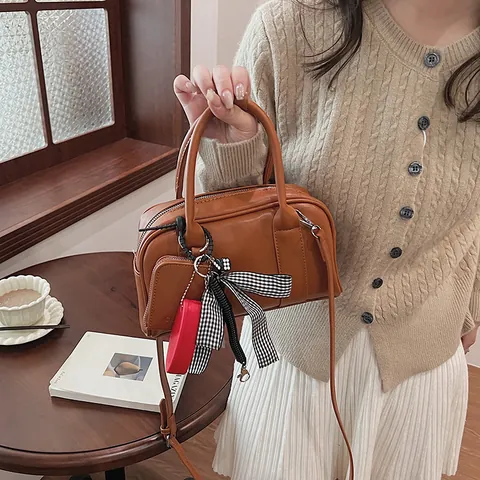 Damen Mode PU Leder Boston Tasche Vintage Koreanischer Stil Nische Design Handtasche Mit Abnehmbarem Anhänger Und Verstellbarem Schultergurt