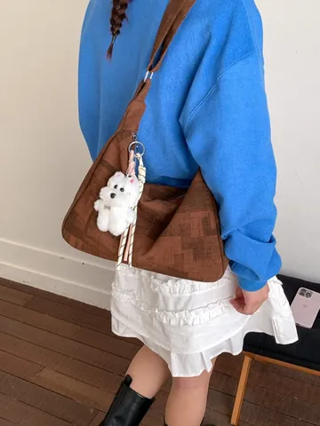 Sac Hobo en PU Vintage pour Femmes Motif Géométrique Grande Capacité Sac à Épaule Sac Bandoulière Avec Pendentif Chien en Peluche Amovible