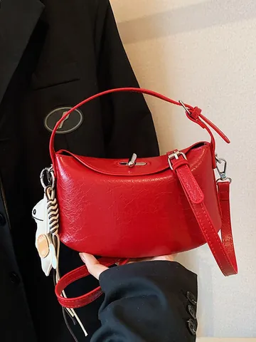 Borsa Baguette a Mezzaluna in Pelle PU da Donna Con Ciondolo a Cavallo Trama Stropicciata Fibbia in Metallo Borsa a Tracolla