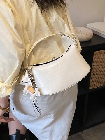 Borsa Baguette a Mezzaluna in Pelle PU da Donna Con Ciondolo a Cavallo Trama Stropicciata Fibbia in Metallo Borsa a Tracolla