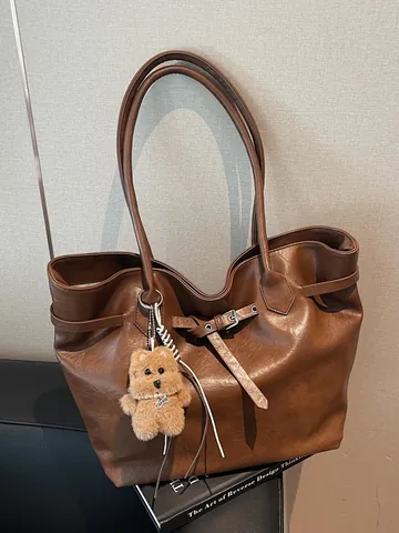 Large Capacity PU Leather Tote Bag For Women Vintage Commuter Shoulder Bag With Plush Bear Charm Solid Color Handbag