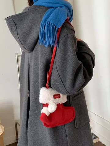 Feestelijke Crossbodytas in Kerstsokvorm Suèdestof Faux Lamswol Trim Kleine Vierkante Tas Voor Dames Kinderen Mini Schoudertas Met Pompoms