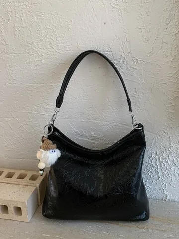 Sac Hobo en Cuir PU Plissé Rétro pour Femmes Sac Fourre-tout à Bandoulière de Grande Capacité Avec Pendentif Gnome en Peluche Sac à Main de Navetteur Minimaliste
