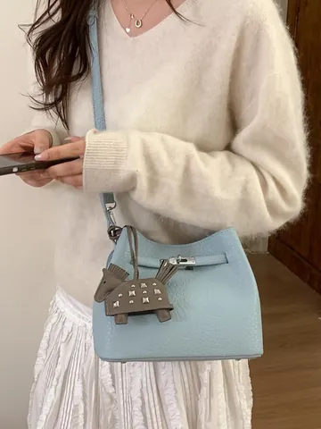 Women Luxury PU Leather Bucket Bag Minimalist Litchi Pattern Handbag With Turn Lock And Horse Charm Shoulder Crossbody Bag