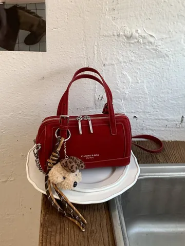 Sac Boston en Cuir PU Minimaliste Rétro pour Femmes Petit Forme Oreiller Sac Bandoulière Avec Chaîne en Métal et Pendentif en Peluche