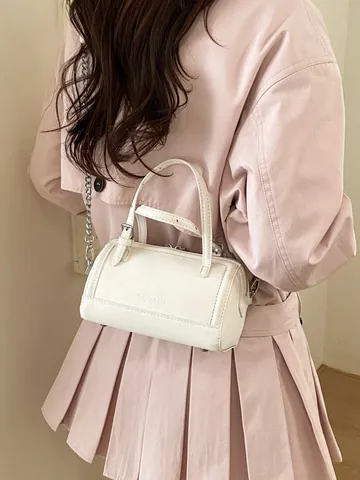 Sac Boston en Cuir PU Minimaliste Rétro pour Femmes Petit Forme Oreiller Sac Bandoulière Avec Chaîne en Métal et Pendentif en Peluche